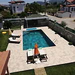 Latanya Villa *