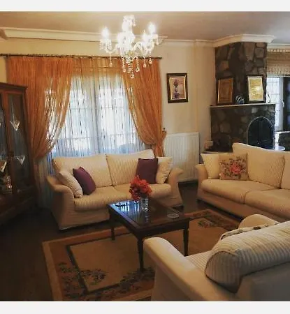 Latanya Villa